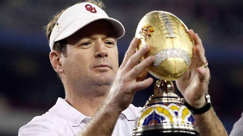 National champion Bob Stoops calls for commissioner to govern college football, salary cap
